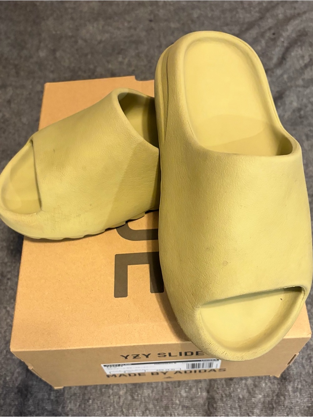 Yeezy Slide in Pale Yellow